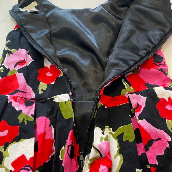 Flower, lined dress. Girls size 6 - Picture 6 of 9